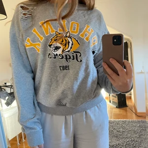 Sweatshirt  - Säljer denna coola sweatshirt som jag inte får någon användning av. Den har ett super coolt tryck på och är lång i armarna vilket jag gillar. Den har även design gjorda ” hål ” som ni ser på axeln vilket jag tycker är en cool detalj. 