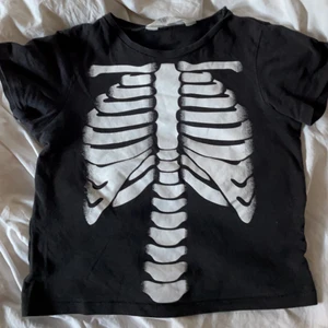 T-shirt  - As cool baby tee från hm. Barn storlek 98/104, sitter som en xs på mig. Den kommer inte till användning längre därav säljning💞