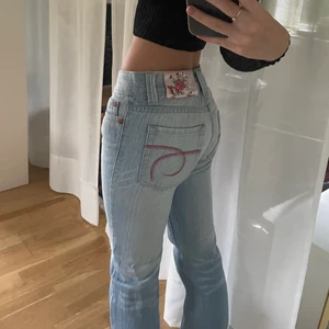 Ljusa bootcut jeans från Gina!  - Skit snygga jeans med så söta detaljer! Storlek 28 men skulle säga mer runt 26. Köpta secondhand och finns inte i butik💞 om fler är intresserade blir de budgivning 