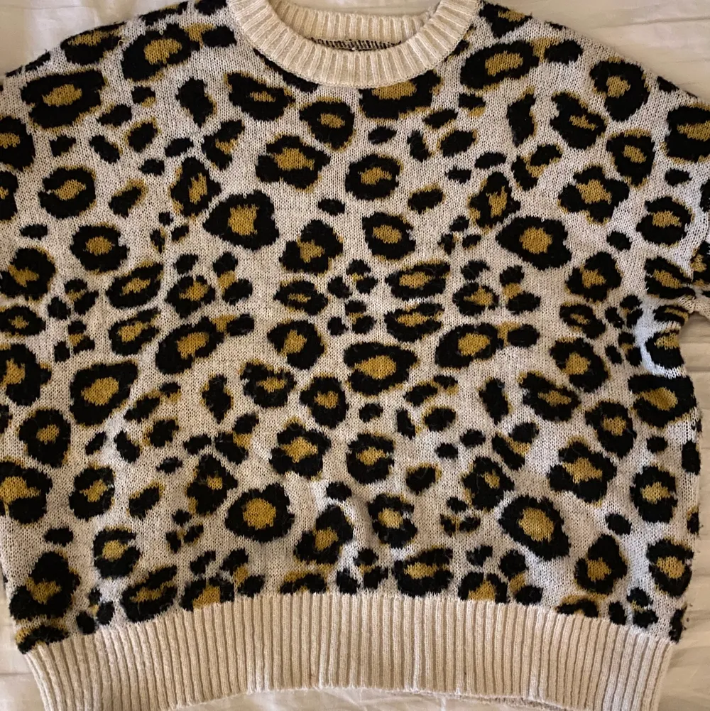 Jättesnygg och oversized stickad tröja med gult leopard mönster💕 den är oversized på mig som brukar ha M!. Stickat.