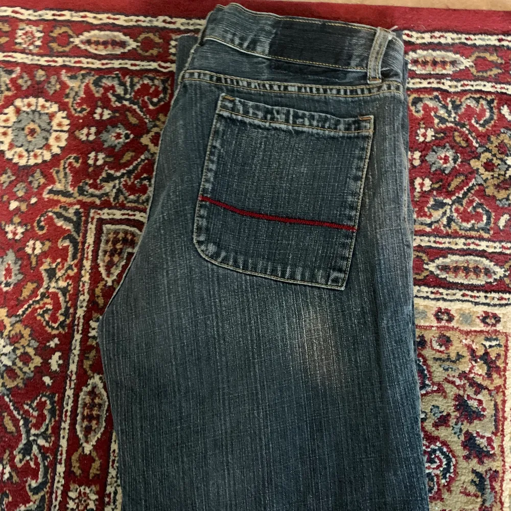 Säljer ett par blå jeans som jag har satt ett skosnöre inne i byxorna istället för att ha skärp! Passar mig som är 163cm:) kan skickas mot fraktkostnad på 66kr (spårbar). Jeans & Byxor.