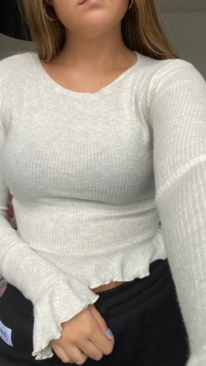 FashionNova Tröja - En oanvänd tröja med volanger från FashionNova, prislappen är kvar.