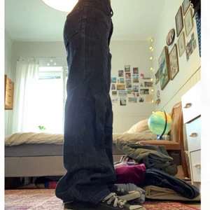 Mörkblå jeans  - Säljer ett par mörkblå jeans! I storlek 32/34:) kan skickas mot fraktkostnad på 66kr (spårbar)