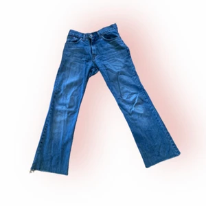 Jeans  - Snygga jeans! (Har ett hål vid fickan och dragkedjan är lite trasig men inget som spelar någon roll när man knäpper igen byxorna. Innebenslängden är 72 cm💖