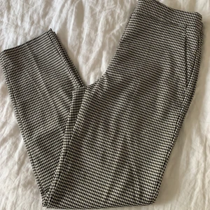 Rutiga slacks - Säljer dessa jättefina hundtandsmönstrade slacks/kostymbyxor köpta från hm🖤raka i modellen med pressveck mitt på i stl 34🖤nyskick🖤säljer för 120 kr + frakt, och samfraktar gärna!