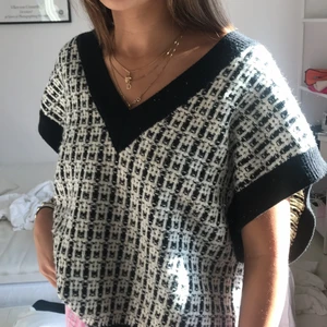 Stickad väst - Den är i L men jag har själv S men använder den lite oversized💕