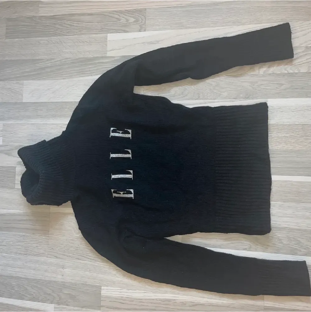 Sjukt snygg och unik svart stickad tröja från Elle i storlek s😍😍❗️. Stickat.