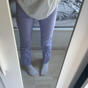 Byxor - Säljer dessa super sköna lila byxor. Det är en fläck i bak (se bild) men inget man ser när man har dom på sig. Köpare står för frakt