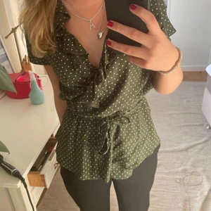 Twist and tango blus - Säljer denna så fina höstblus från twist and tango. Nästan helt oanvänd köptes nu i somras på deras butik på söder. Älskar denna och passar till allt och alla storlekar då den knyts ihop på magen. Storlek s