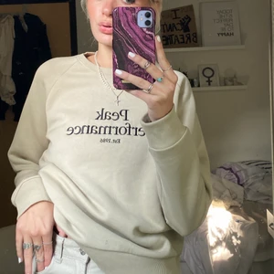 Beige peak performance sweatshirt  - Säljer denna helt nya peak performance sweatshirt (använd 1 gång)! Det är jättevarm och mysig! Går att matcha till allting! Perfekt nu när d börjar bli kallt🤍