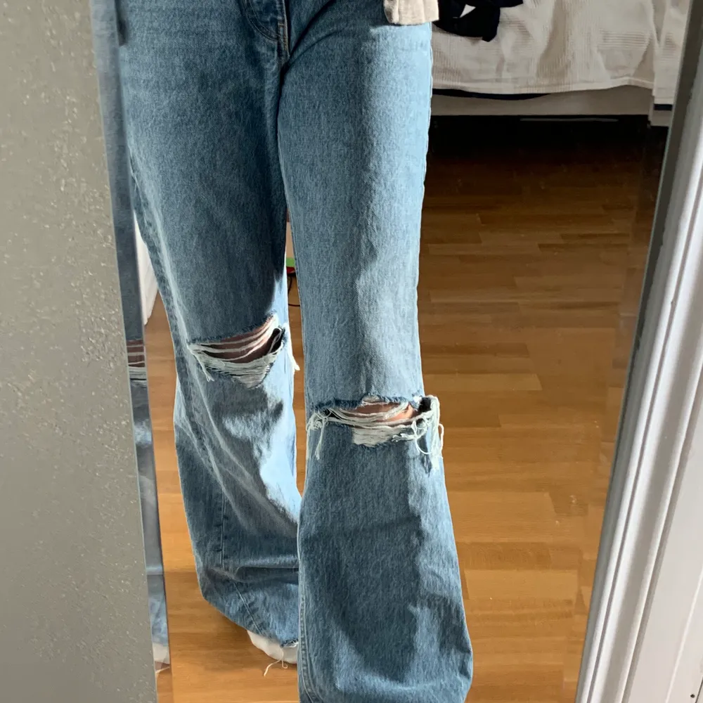 Jag säljer mina jeans från zara pågrund av att dem är för långa och stora. Jeansen är i stl 36.. Jeans & Byxor.