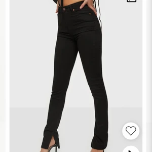 The Odenim jeans storlek 36 - Jag säljer mina svarta Odenim jeans med en slitdetalj i storlek 36 tall. Jag är 170 cm lång och de ligger lite över mina skor. Även modellen på den första bilden är 170. Originalpriset är 1599 och säljer de för 599. 