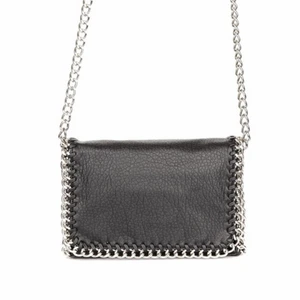 Axelväska  - Själver denna trendiga väska från tiamo. Jättebra skicka!! 