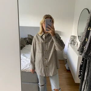 Oanvänd skjortjacka från Zara - Helt oanvänd med lapparna kvar, oversized och supersnygg men jag har för många jackor och därav har den ej kommit till användning :-/ köparen står för frakten! 💕