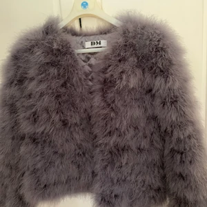 Pälsjacka  - Pälsjacka från dennis maglic. I princip oanvänd. Jackan går även att stänga Nypris 1700kr