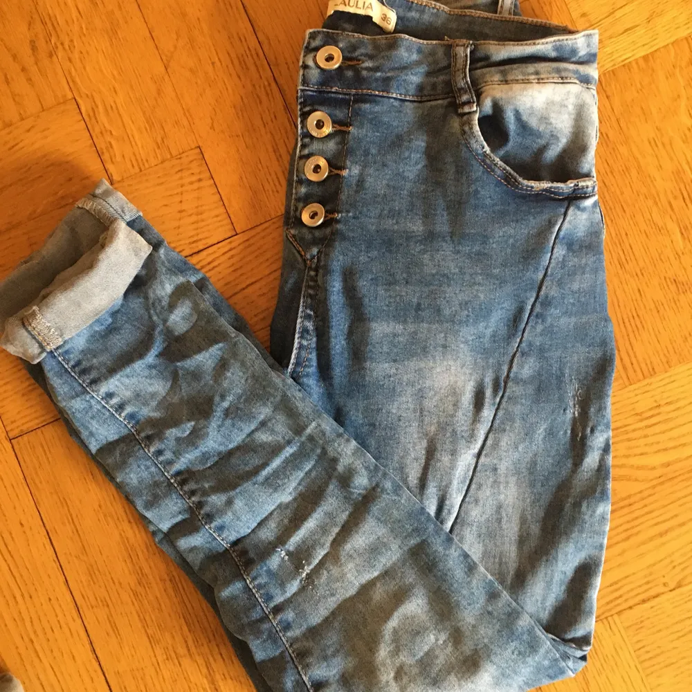 Snygga jeans i fint skick. Inte mycket använt då dem blivit för små. Jeans & Byxor.
