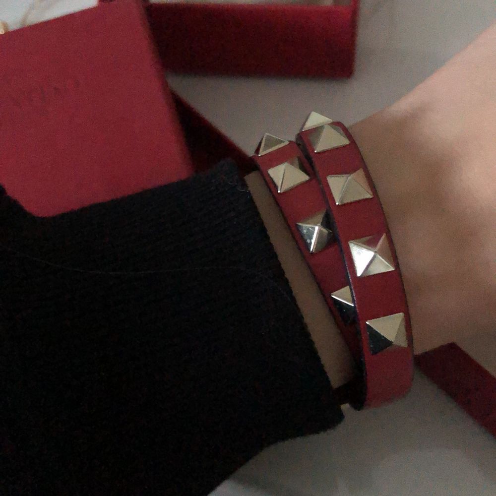Valentino armband, bubbel, vinrött | Plick Second Hand