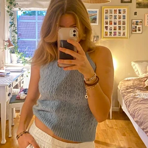 Ljusblått linne från mango - Superfin halterneck-topp från mango! Man ser väldigt brun ut i den ;))