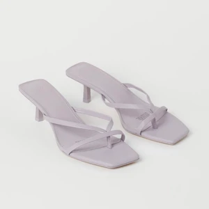 Lila klackar - Lila oanvända klackar från H&M i storlek 39, råkade beställa två och hann ej lämna tillbaka, 229kr inklusive frakt (frakt = 79kr)