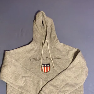 grå GANT Hoodie storlek M.  - Den är i väldigt bra skick, den är använd några gånger bara. Har en i Storlek S också men i färgen mörk blå. Skriv vid intresse och ja den är äkta