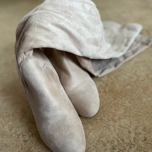 Overknee boots - Lårhöga beiga klackar, använda 3 gånger så nästan i nyskick. Klacken ≈ 7cm.💖