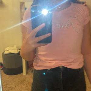 Guess t-shir  - Guess t-shir köpt i usa knappt använt men stor i storleken är 10 år men passar för folk som har xs i storlek 