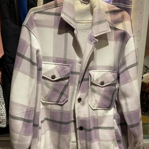 Lila flanelljacka  - Lila jacka, mycket använd, kommer inte ihåg märket på jackan💓 Säljer pga används inte längre 