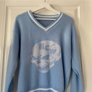 Tröja - Fin tröja i sparsamt skick. Storlek L men passar S-L beroende på hur man vill att den ska sitta.💕💕