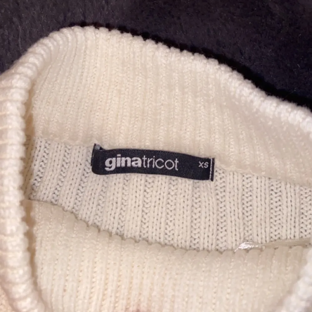 Så snygg och skön stickad tröja från Gina Tricot, andvänd 1 gång men är Såå skön 🤍. Tröjor & Koftor.