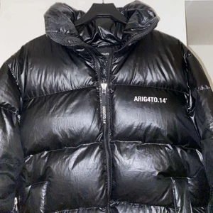 Axel arigato puffer jacket - Kan sänka priset vid snabb affär. Storlek S men lite oversized så passar även M. Köpt ny från hemsidan för 5500kr men säljer nu för 2000kr