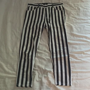Bershka byxor - Ett par svart/vit-randiga byxor från Bershka. Inköpta för ca 30€ men endast använda ett fåtal gånger. Passar som Medium (se bild för storlek). Pris kan diskuteras.