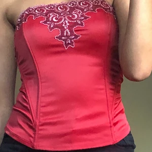 Röd korsett  - Säljer den eftersom de kommer inte till användning någon mera 💓