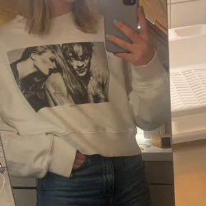 Sweatshirt med tryck - Supersnygg tröja från stay men coolt tryck!! Säljer då den inte mer kommer till användning. Är superskönt och lång i armarna. Är i Stl L men passar mig som har S, skulle säga att den passar S-L