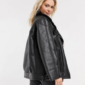 Pilotjacka teddy ASOS Design - Pilotjacka från Asos Design med teddykrage, använd en vinter, inköpt förra året. Mycket gott skick! Inköpt för 879kr strl 46