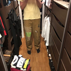 Cargopants / Jeans - Custom made byxor från carhartt x undead dungarees, sitter som 33/34. Ser lätt lite gröna ut på bilderna men bara ljuset är egentligen bruna. En liten fett fläck på framsidan men annars i mint condition. Säljer dem då ej använder dem längre. 