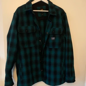 Grön höst jacka från Lee - Baggy/oversized fit. Jag är 189. Funka rörd t shirt och tröjor under. 