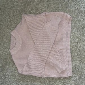 Ginatricot - 🙌🏽BUDA I KOMMENTARERNA🙌🏽 superfin stickad tröja från ginatricot som inte längre finns kvar (köpte den typ 2019) lite kortare än andra stickade tröjor men ändå inte jätte kort, den är knappt använd och är i bra skick🤩 buda i kommentarerna med minst 10 kr💘💘MER FRÅGOR SKRIV TILL MIG PRIVAT PÅ INSTAGRAM DM🙌🏽 livalfredsson