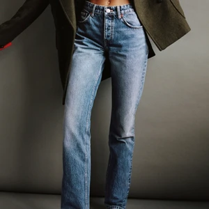 Zara jeans  - Såå snygga zara jeans som tyvärr inte passade mig i storleken🙁 Jeansen är full length och mid rise i en lite mörkare blå färg. Har endast använt dom en gång så de är i princip helt nya. Hör av er för fler bilder och frågor (Storlek 36) köparen står för frakt❤️