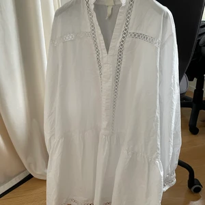 Vit klänning från HM - Oversized klänning från HM, perfekt till när det blir varmare igen👊 bra skick!!
