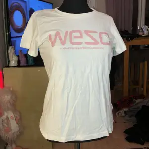 Ny tshirt från wesc, storlek m men väldigt liten i storlek så passar mycket bättre på en s. ☺️