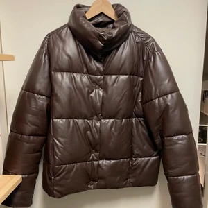 brun vinterjacka - intressekoll på min bruna vinterjacka som är super varm och mysig<3 storlek M. hör av dig om du är intresserad av att köpa den. perfekt skick!