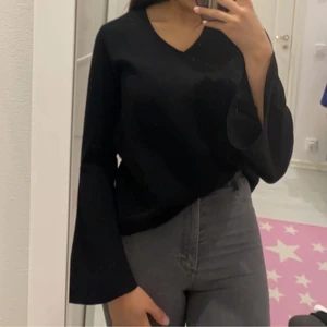 Volangärmad blus - I superbra skick. Storlek står inte men skulle gissa på storlek S