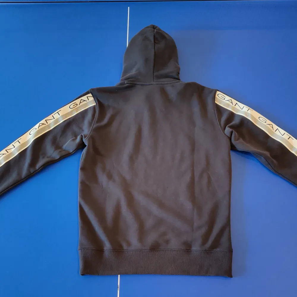 Gant hoodie inköpt på Zalando för 1100Kr.                                                                Inte använd alls, nyskick 10/10!                                                                                    Storlek S.. Hoodies.