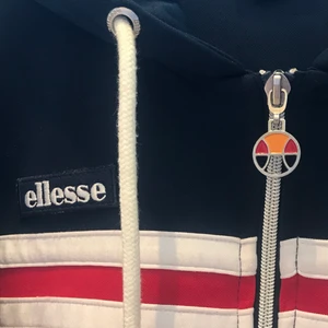 zip hoodie  - Säljer denna croppade hoodien från Ellesse. Endast använda ett fåtal gånger (bra skick). Köpt för över 600kr