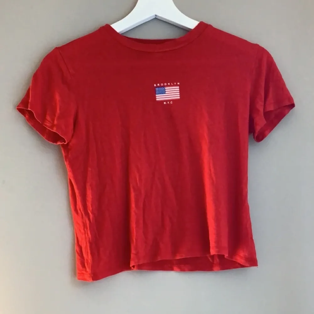 röd kort usa tröja från hm i stl xs. T-shirts.