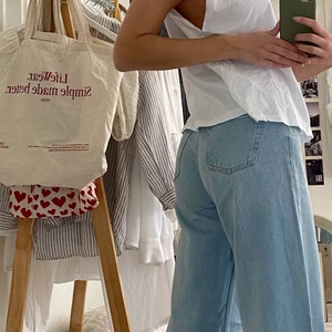 Super snygga ljusblå jeans - Jag säljer dessa super snygga jeans från junkyard. Dom är supersköna och fina. Köpte för 499kr och bara använda ett fåtal gånger så är nästan nyskick!💕