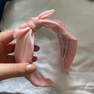 Rosa diadem  - Supergulligt ljusrosa diadem från Asos 💕 Med en rosett upptill, väldigt babydoll-stil! Mjukt och lätt, spänner inte hårt runt huvudet 🌸💖 Superfint skick! Lappen på insidan håller på att lossna lite, men det gör inget, annars fint o fräscht 💎✨