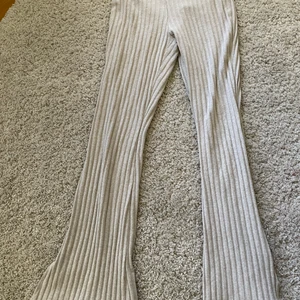 Mjukisbyxor - Jättefina mjukisbyxor från Gina Tricot med slits💓 använda 1-3ggr