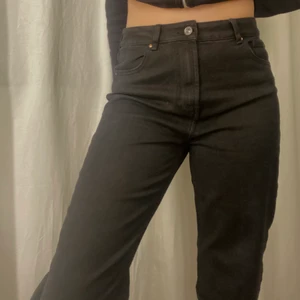 Svarta Straight leg Jeans (Tall) - Från Zalando (ONLY) Vet inte exakta storlek men jag brukar ha 36/38 och dessa var väldigt stora i midjan för mig, dem är i tall modell o jag är 175 och de går precis ner till marken på mig:) 200kr + 88kr frakt 