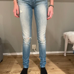 As coola lågmidjade jeans💕 - Ett par otroligt fina jeans från g-star som ör väldigt trendiga det är lågmidjade o skinny vid låren vilket är otroligt snyggt!😍